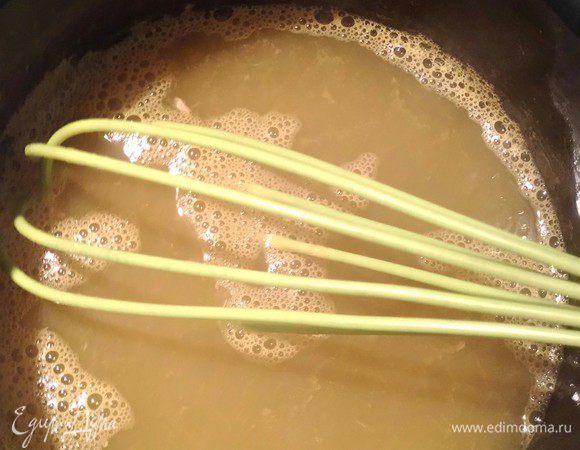 Перемешать до растворения сахара, поставить на огонь и довести до кипения. Соус получается довольно жидкий, что вполне неплохо для пропитки кекса. Если вы хотите соус погуще, чтобы он красиво смотрелся на кексе, то можно в ещё холодный сок добавить 1 чайную ложку кукурузного крахмала. 