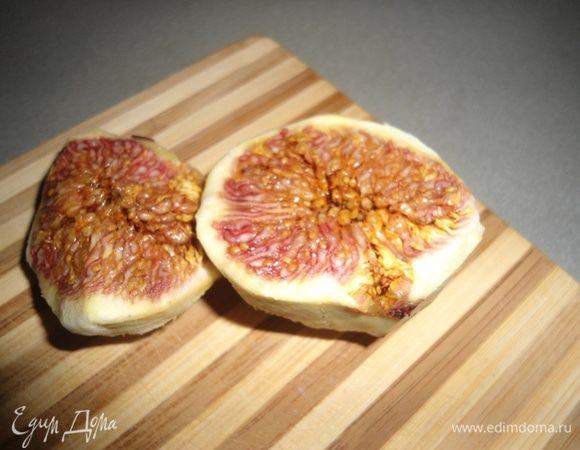 Инжир и банан почистить и порезать на кусочки. Поместить все в блендер.