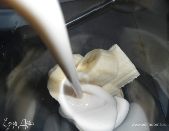 Влить ряженку (или любой другой кисломолочный напиток), добавить мускатный орех на кончике ножа и все взбить в течении 2 минут.