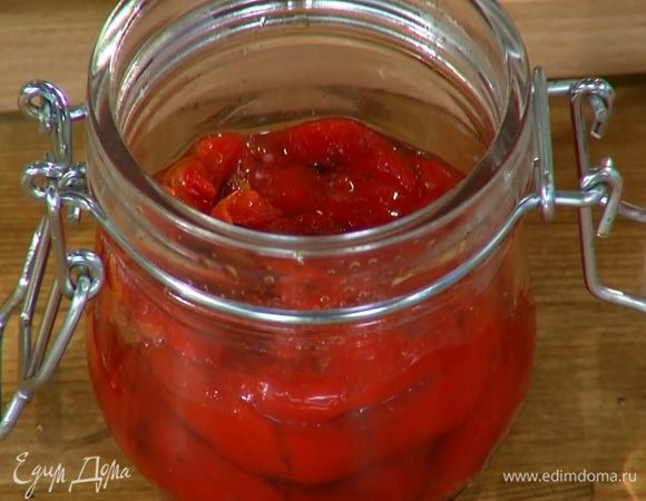 Сладкий перец предварительно запечь до черноты и поместить на некоторое время в целлофановый пакет. Когда перец пропотеет, удалить кожицу и семена, мякоть нарезать полосками, сложить в банку, залить оливковым маслом Extra Virgin и убрать в холодильник.