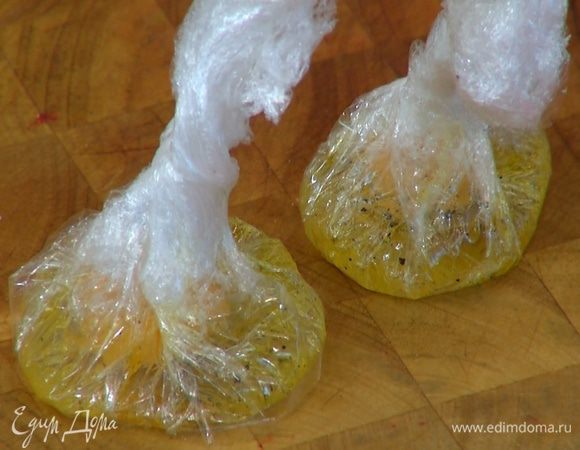 Небольшую пиалу выстелить двойным слоем пищевой пленки, смазать ее оливковым маслом, посолить, поперчить и разбить яйцо так, чтобы желток остался целым. Соединить и скрепить края пленки, так чтобы яйцо оказалось в целлофановом мешочке. Так же поступить со вторым яйцом.