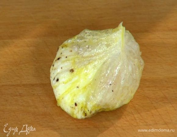 Приготовить яйца пашот: нагреть в кастрюле воду почти до кипения, опустить в нее яйца в мешочках и варить 3–4 минуты (вода не должна слишком сильно кипеть), затем освободить яйца от пленки.