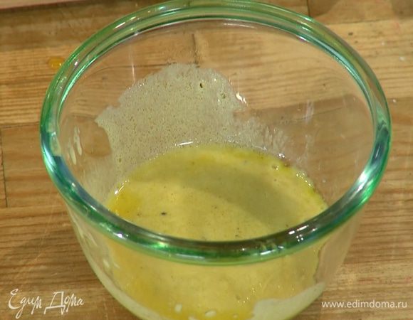 Приготовить заправку: горчицу соединить с уксусом и оливковым маслом, посолить, поперчить и перемешать.