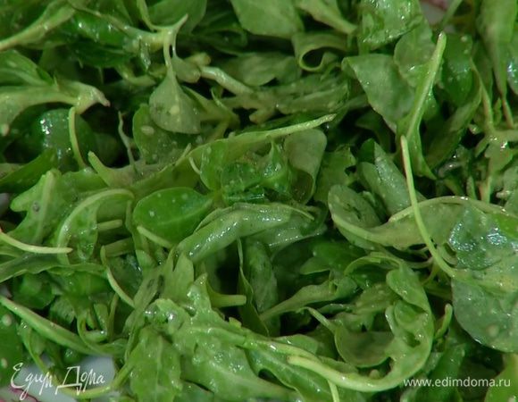 Руколу и корн выложить в глубокую посуду, полить заправкой (немного оставить) и перемешать.