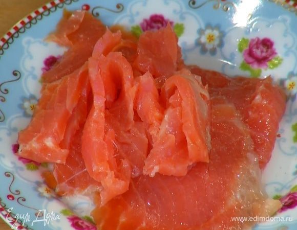 Рыбу нарезать полосками.