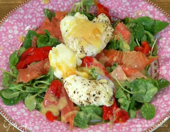 Корн и руколу поместить на блюдо, на салат выложить полоски красного перца и рыбу, а сверху яйца пашот, надорвав вилкой желток, чтобы он слегка растекся, затем полить все оставшейся заправкой.