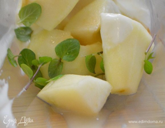 В чаше блендера смешать йогурт, листики мяты, сок лайма и очищенную от кожуры и семян грушу.