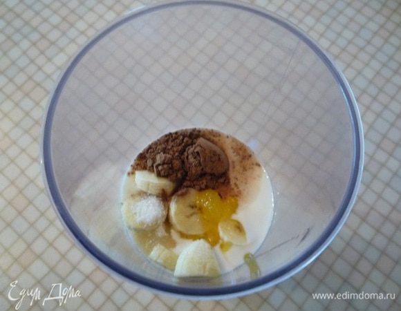 Добавляем какао, ванильный сахар, мед и льняную муку.
Все ингредиенты взбиваем блендером.