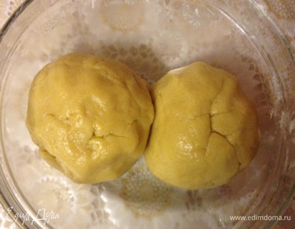 Разделить тесто на две части, одну завернуть в пленку и отправить в морозилку минимум на 40 минут.