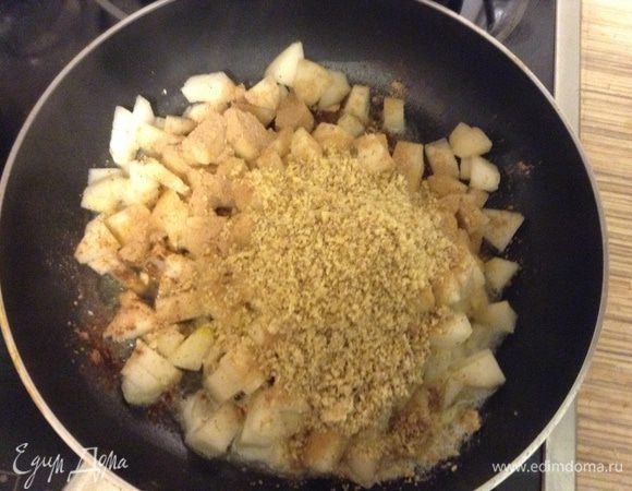 Тем временем приготовим начинку: груши почистить и нарезать кубиком. Растопить масло, добавить сахар, груши, корицу и орехи и тушить до мягкости груш.
