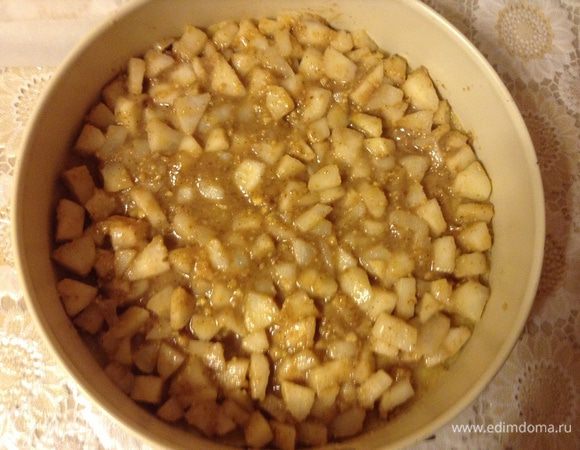 Немного дать остыть грушам и выложить на тесто.