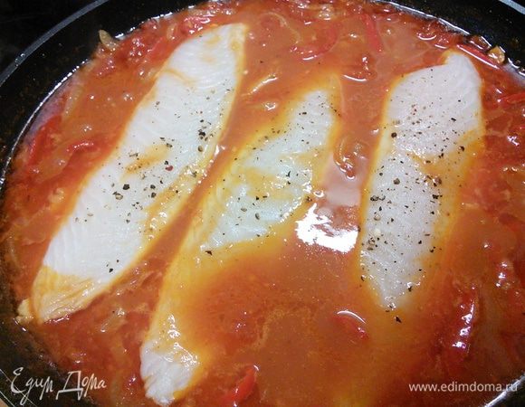 Выложить в сковороду рыбу, увеличить нагрев до среднего и готовить до готовности (10 - 15 мин). 