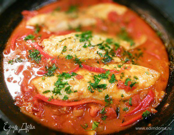 Откройте крышку и вдохните волшебный запах! Чувствуете!?
А теперь начинайте не спеша поглощать  эту пряную и острую мечту гурмана. Лучше всего  - непосредственно со сковородки, вымакивая соус и подхватывая кусочки рыбы, свежим хлебом. Приятного аппетита! 