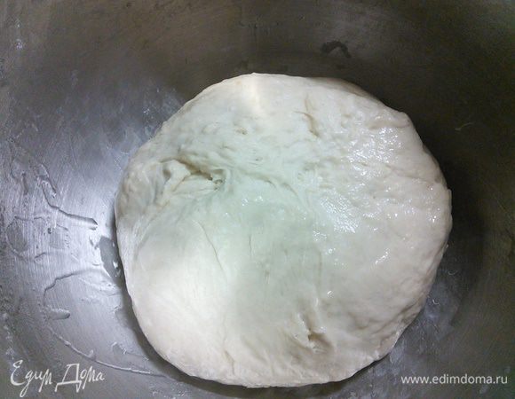 Дрожжи развести в тёплой воде с сахаром. Оставить на 15 мин для активизации. В миску просеять муку,  влить дрожжи, замесить эластичное тесто, добавить соль, хорошо вымесить. 