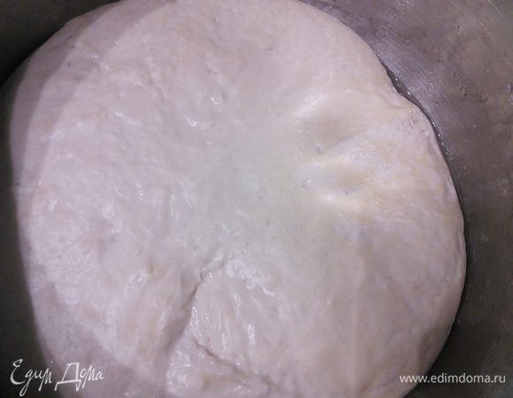 Скатать в шар, поместить в миску, смазанную маслом, накрыть плёнкой и поставить в тёплую духовку на 1 час для расстойки. 