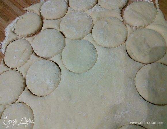 На посыпанной мукой поверхности раскатайте тесто в пласт толщиной около 5 мм. При помощи формочки выдавить кружки. Я очевидно использовала формочки размером больше, чем нужно. У меня поэтому получились булочки довольно крупными. 