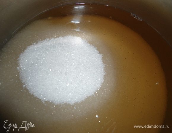 Сахар и уксус соединить в кастрюльке, поставить на плиту. Когда уксус закипит, добавить перечную смесь и варить 1 час на среднем огне, помешивая.