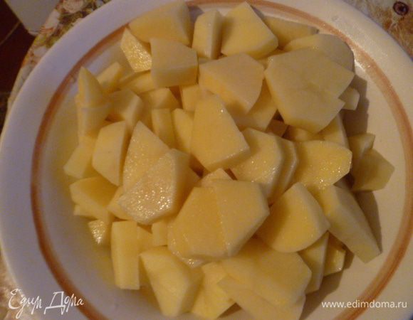 Картофель очищаем и режем на кусочки.
Картофель я добавляю к мясу через 1 час его варки.
Довожу до кипения, затем солю по вкусу.
Варим до готовности картофеля, затем добавляю овсяные хлопья и зажарку из тыквы с морковью.