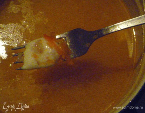 Провариваю минут 15 и добавляю понемногу плавленный сыр.
Затем вынимаю мясо, снимаю его с кости (лучше брать мясо без костей), добавляю обратно в суп.
Все измельчаю блендером в пюре.