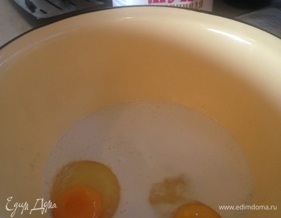 В теплой воде разводим дрожжи и добавляем слегка подогретое молоко. Хорошенько перемешиваем и добавляем остальные ингредиенты.