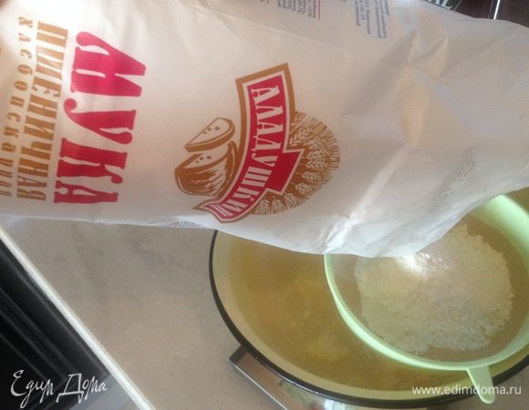 В конце добавим просеянную муку. Хорошенько замешиваем тесто. Оно получается очень мягким, но не липким.