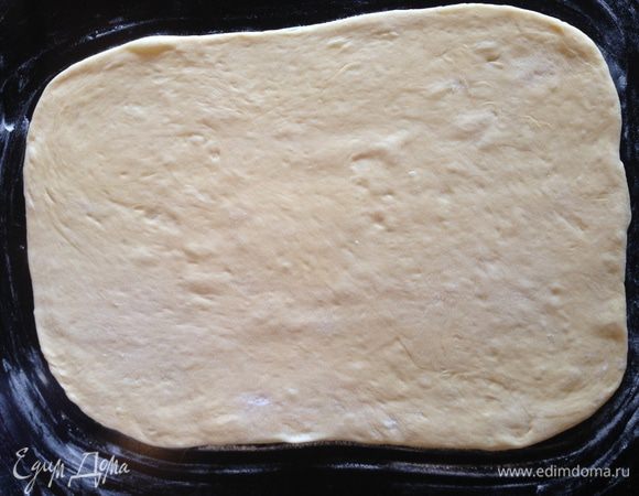 Через час нужно вымесить тесто еще раз и затем раскатать пласт примерно 24х30 см (длина по размеру формы).