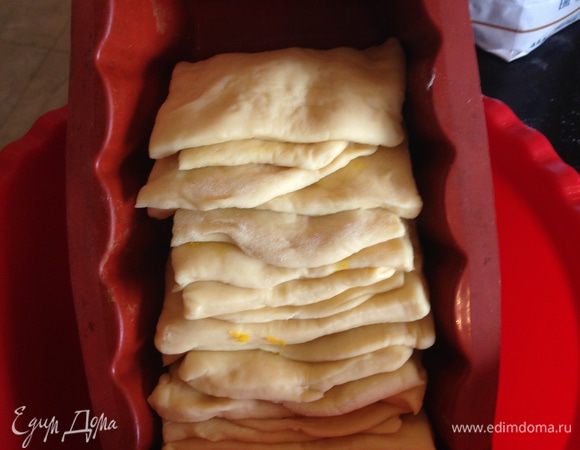 Форму для хлеба ставим под наклоном и выкладываем квадратики поочередно, не прижимая друг к другу. В таком положении оставляем форму с хлебом минут на 30 (накрываем чистым кухонным полотенцем).