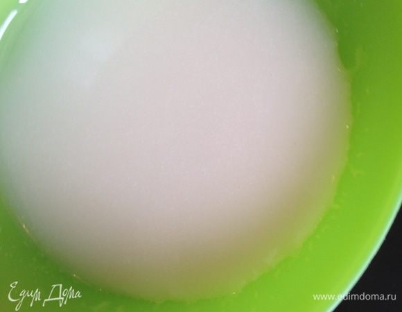 Глазурь.
Смешиваем пудру с водой до однородности, чтобы не было комочков.