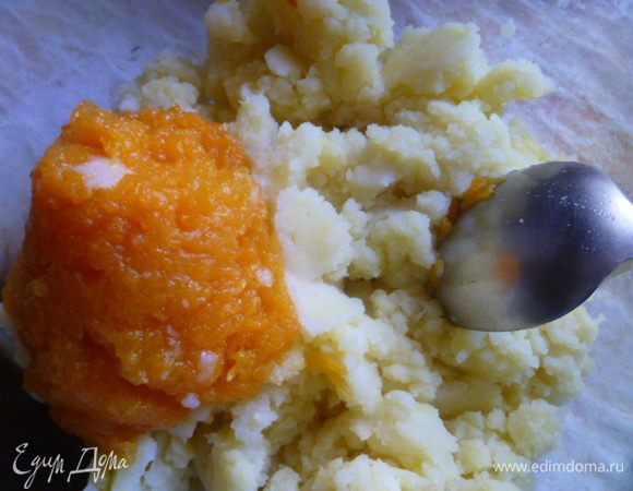 Соединить вместе картофельное и тыквенное пюре.