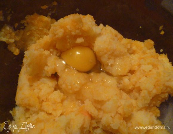 Добавить 1 яйцо и размягченное масло, перемешать до однородности.