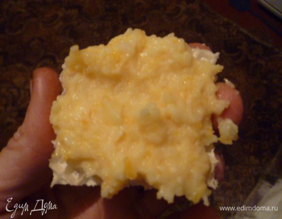 Вафли можно сразу нарезать на равные кусочки и намазать полученной массой или же намазать целые вафли, а затем нарезать на кусочки.