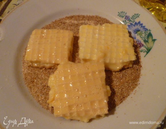 Затем обмакиваем вафли во взбитые яйца (3 шт) и обваливаем в панировочных сухарях.