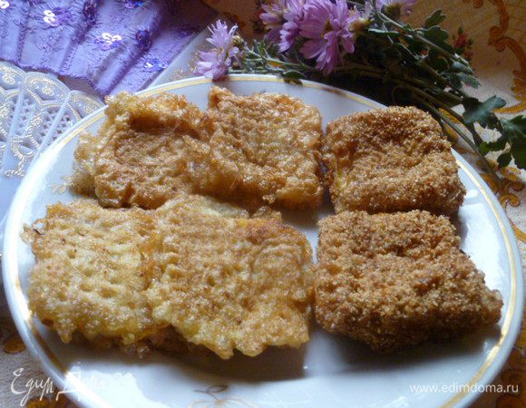 Жарим на разогретом растительном масле до золотистой корочки.
Часть вафель я сделала в сухарях, а часть без сухарей (для доченьки).