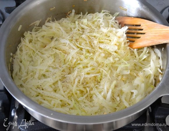 Нашинковать капусту. Лук очистить и мелко нарезать.
В сковороде разогреть масло и поджарить на среднем огне капусту с луком до слегка золотистого цвета. Посолить и поперчить по вкусу. Но не пересолите, т.к. консервы, как правило, уже сами по себе соленые. 