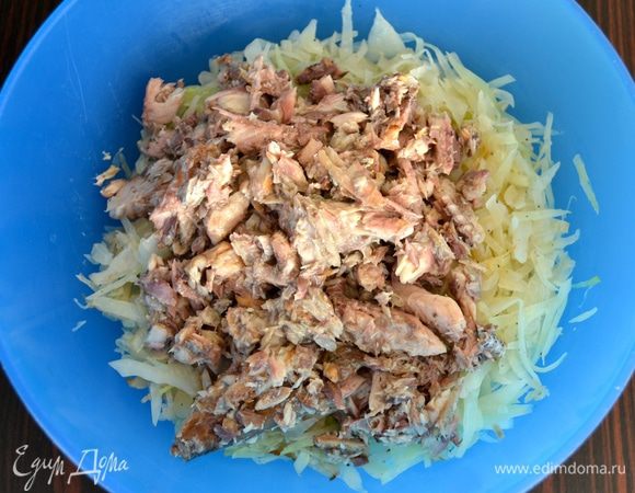 Готовую капусту смешать с консервированной скумбрией (или горбушей), предварительно слегка размяв рыбу вилкой. Добавить 1 яйцо и аккуратно перемешать. Если в консервах много жидкости, то часть лучше слить, но всю жидкость сливать не надо, т.к. начинка должна быть достаточно сочной. 