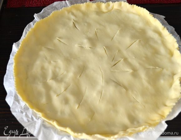 Накрыть все вторым диском теста и закрепить края. Сделать на пироге произвольные надрезы острым ножом или лезвием.