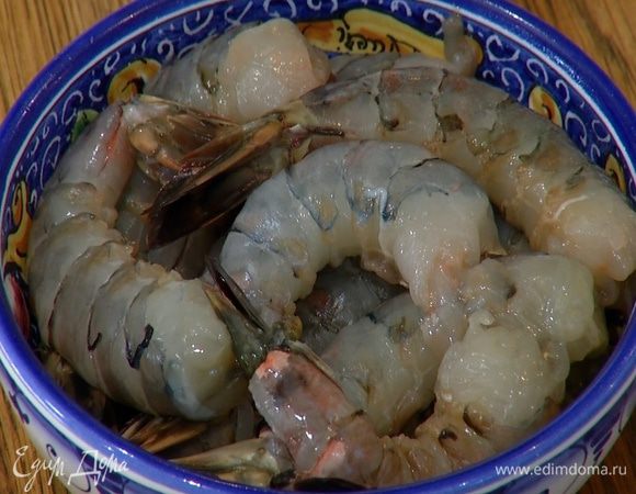 Креветки разморозить и почистить (панцири сохранить).