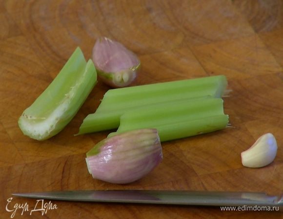 Овощи для бульона почистить и крупно нарезать.