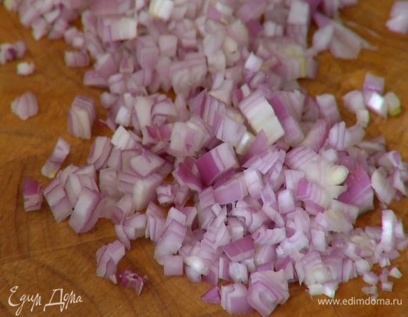 Луковицы шалота почистить и мелко порубить.