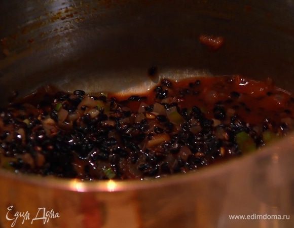 Всыпать рис, перемешать и прогревать несколько минут, чтобы рис пропитался ароматами масла и овощей, затем влить белое вино, довести до кипения и уменьшить огонь.