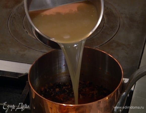 Влить немного рыбного бульона и варить на медленном огне до готовности риса, подливая бульон по мере необходимости.