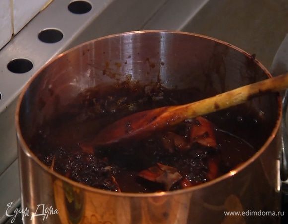 За 5–7 минут до окончания приготовления риса добавить креветки и все перемешать.