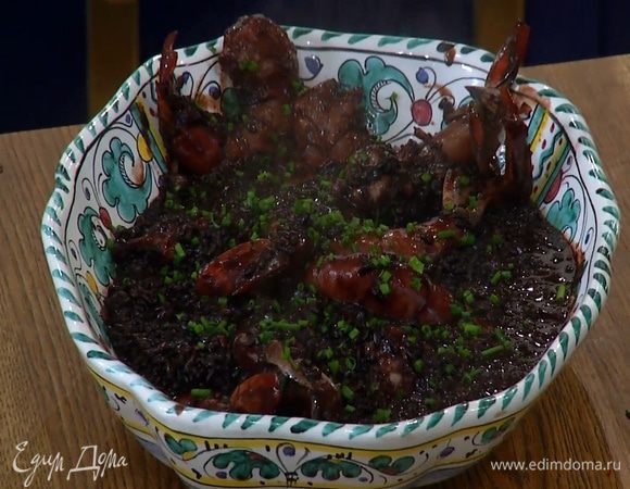 Шнитт-лук мелко порубить и посыпать рис с креветками.