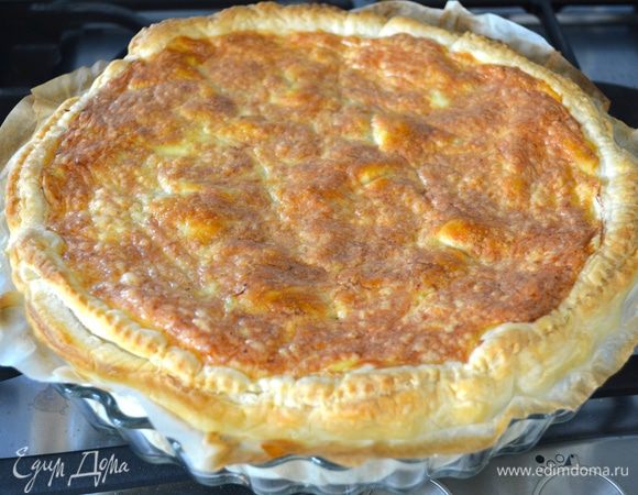 Выпекать пирог в разогретой до 180 градусов духовке около 25 мин до золотистой корочки. В любом случае, ориентируйтесь по своей духовке и по размеру пирога.