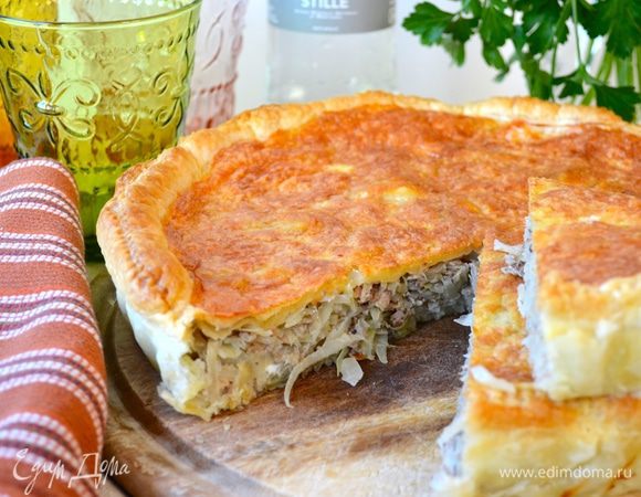 Готовый пирог остудить и подавать. Можно есть еще тёплым, но мне он больше понравился уже остывшим (и даже на следующий день)! 
Приятного аппетита!  