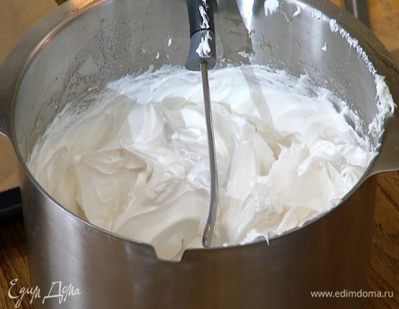 Когда масса станет пышной и воздушной, не прекращая взбивать, по одной столовой ложке всыпать мелкий сахар и вымешивать все еще 10–15 минут.