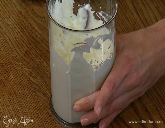 Приготовить крем: сливки взбить блендером с насадкой-венчиком, затем добавить сметану и перемешать все ложкой.