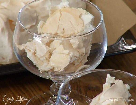 Готовые меренги поломать крупными кусочками.