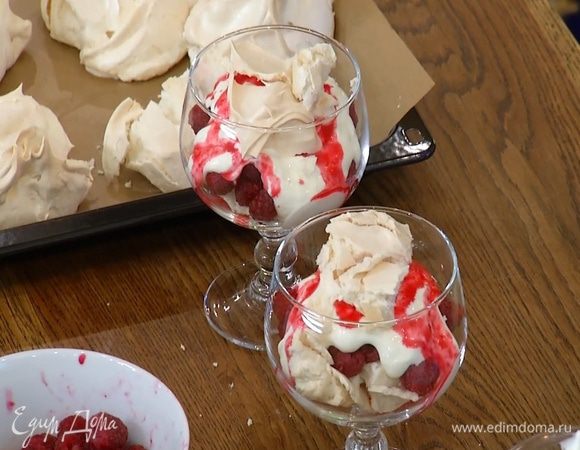 В прозрачные бокалы разложить часть меренг, оставшуюся малину и сливочный крем, полить все малиновым соусом, сверху разложить оставшиеся кусочки меренг.