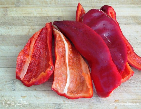 Красный болгарский перец очистить от семян запечь или отварить в течение 15 минут в небольшом количестве воды.